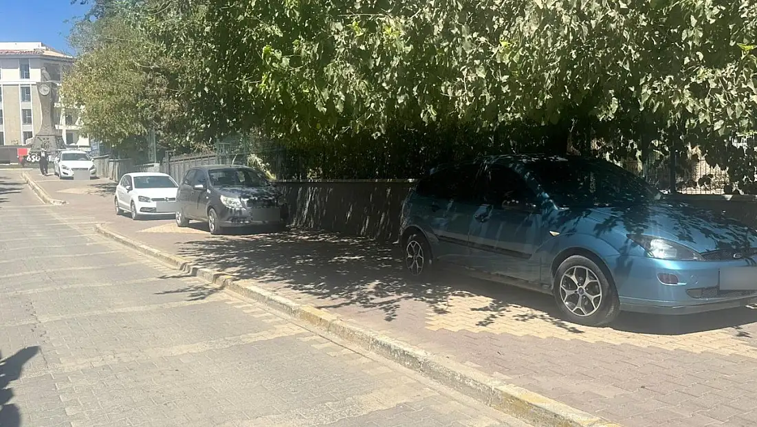 Adıyaman'da kaldırımlar otoparka döndü