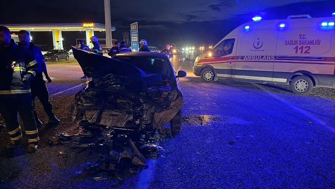 Adıyaman'da otomobil kamyonetle çarpıştı: 1'i ağır 4 yaralı