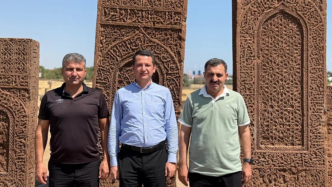 Başkan Olgun ve beraberindekiler Ahlat Selçuklu mezarlığını ziyaret etti