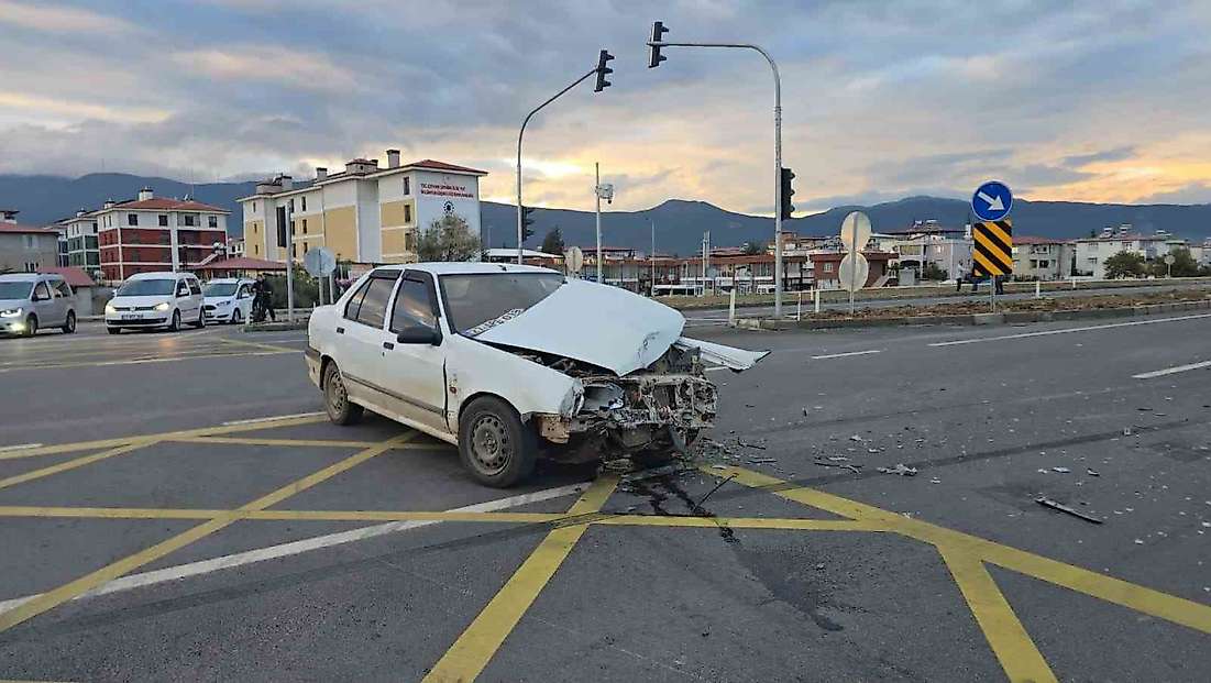 Gaziantep'te 2 otomobil çarpışması sonucu maddi hasar meydana geldi