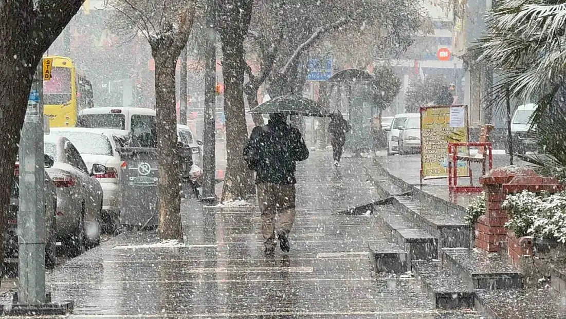 Gaziantep’te yoğun kar yağışı etkili oluyor