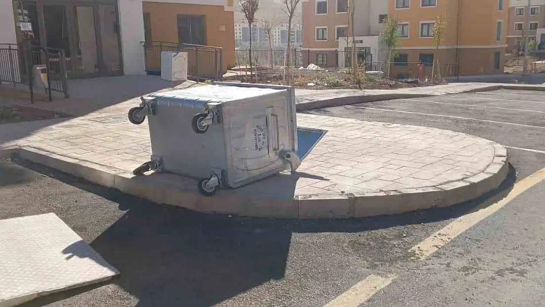 Gölbaşı'nda şiddetli rüzgar hayatı olumsuz etkiledi