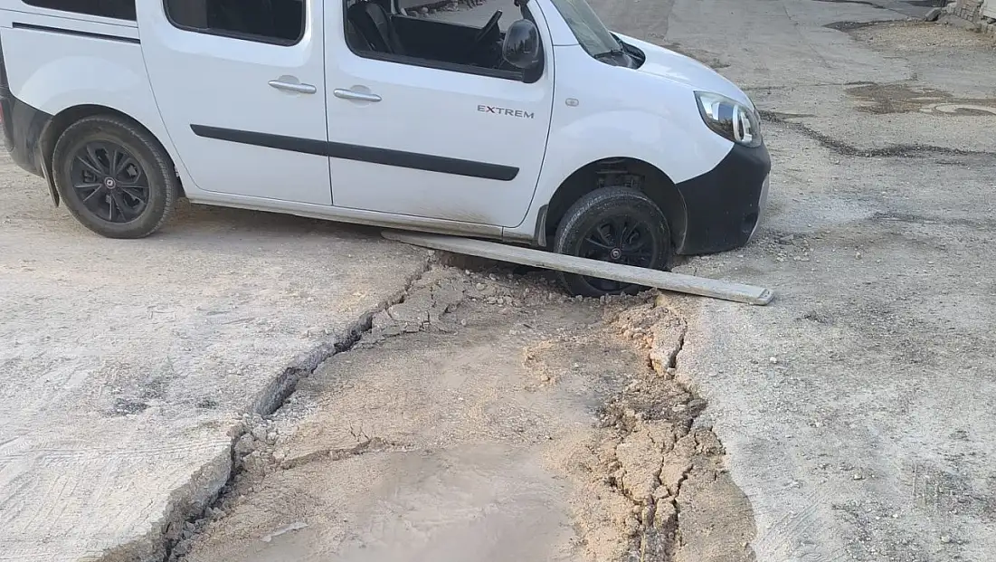 Adıyaman’da altyapı çalışmaları nedeniyle çöken yolda bir hafif ticari araç mahsur kaldı