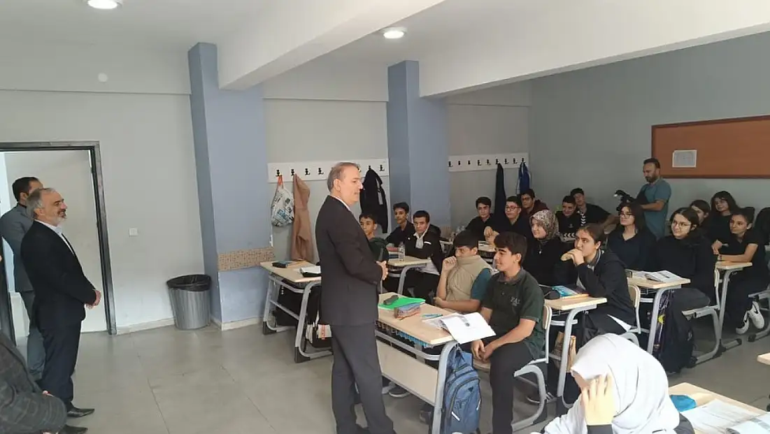 İl Müdürü Tosun, Esentepe Anadolu Lisesi öğrencileriyle bir araya geldi