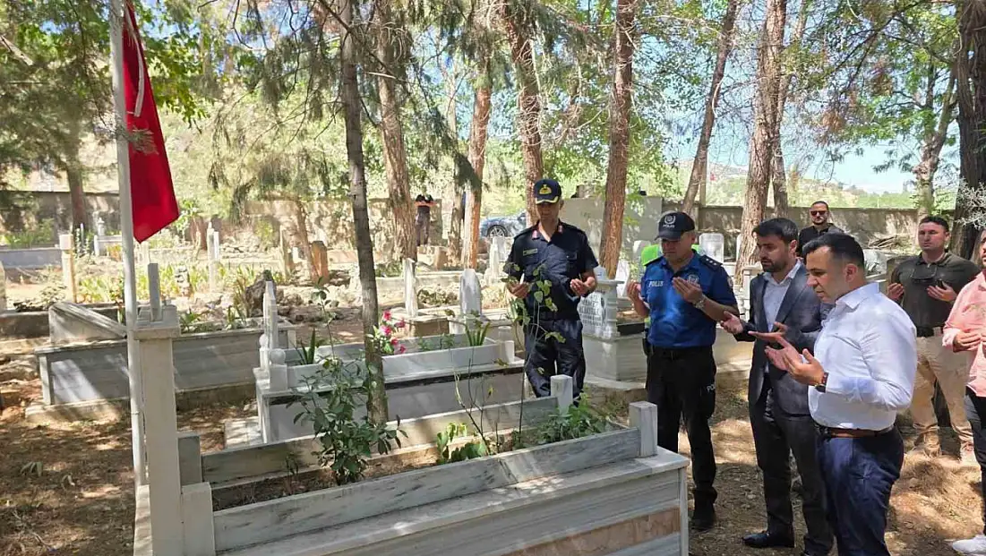Kaymakam Kadir Algın, deprem şehitliğini ziyaret etti