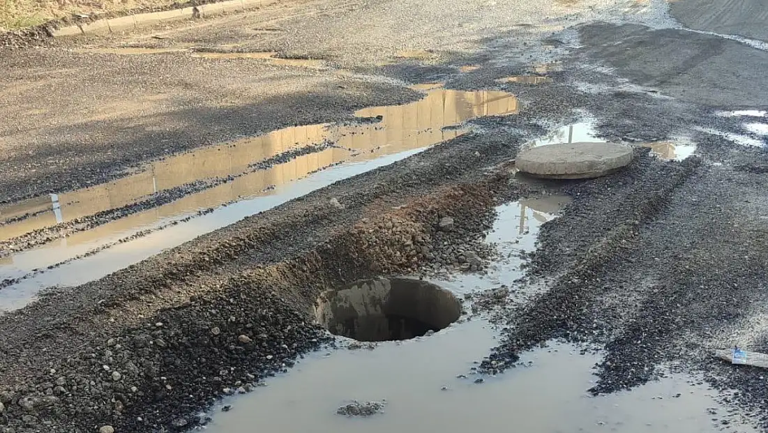 Lağım çukuru tehlike saçıyor
