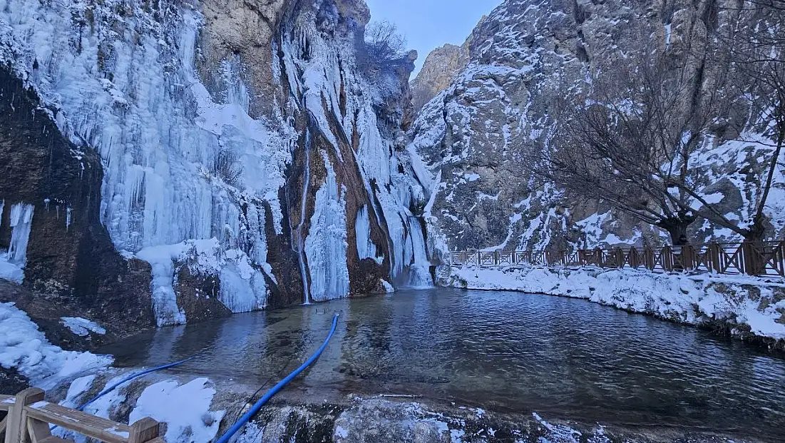 Malatya’da Gürpınar Şelalesi buz tuttu