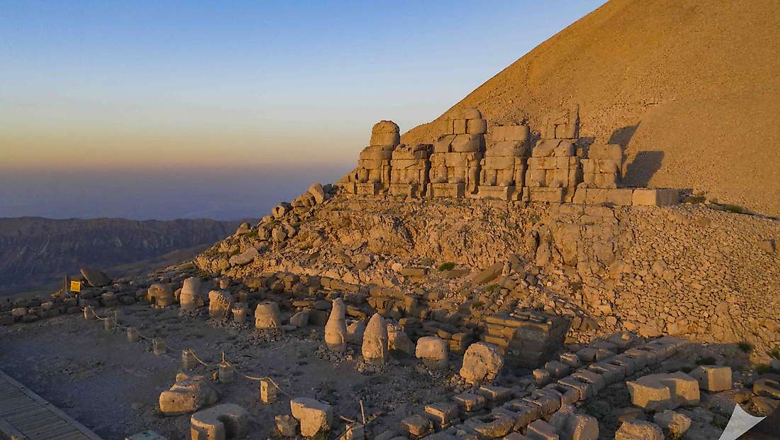 Nemrut Dağı: Tarihi, Heykelleri ve Gezi Rehberi