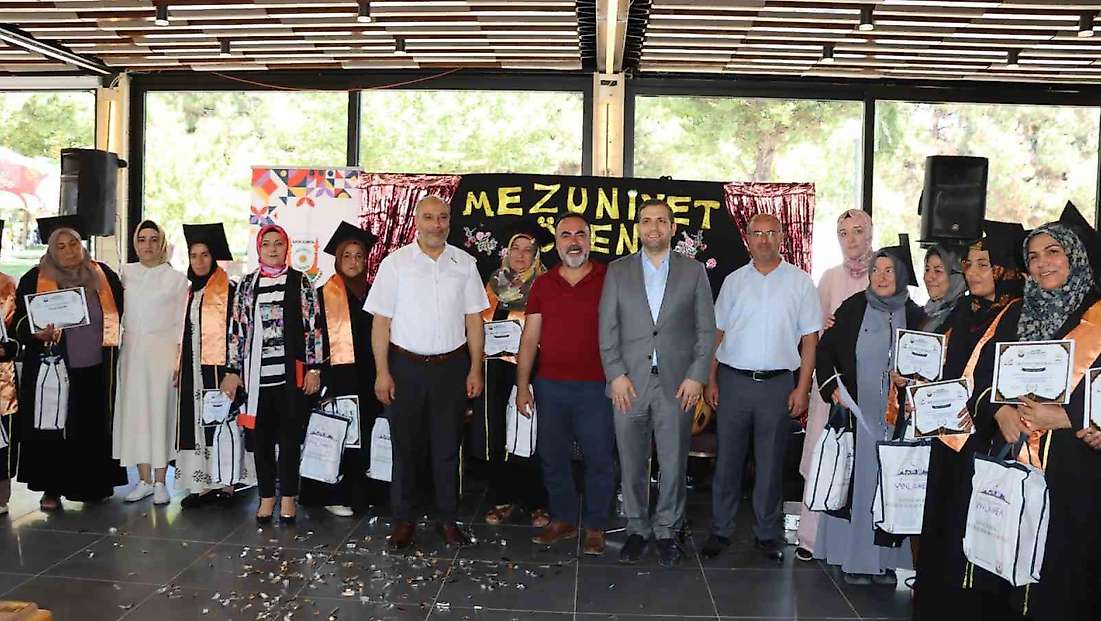 Okuma yazma öğrenen anneler mezuniyet sevinci yaşadı