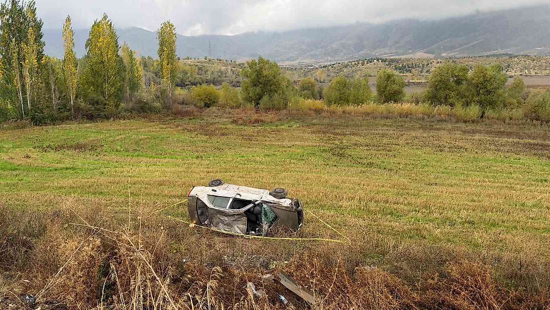 Otomobil şarampole devrildi: 2 yaralı