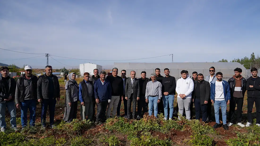 Rektör Keleş Üniversite tarafından üretilen yer fıstığı hasadına katıldı