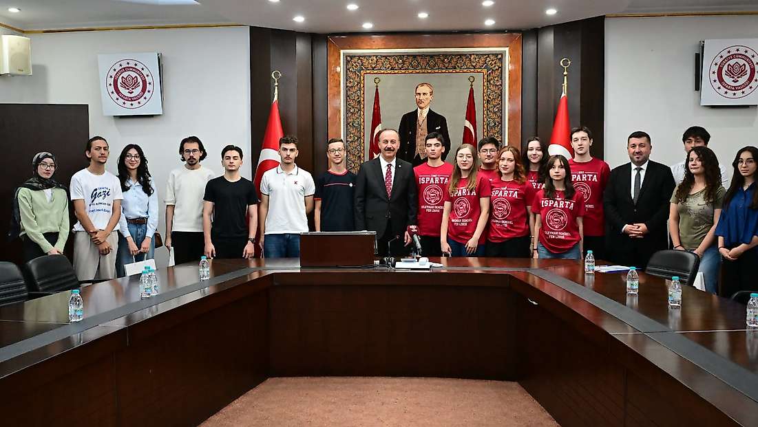 Vali Erin, LGS’de dereceye giren öğrencileri makamında ağırladı