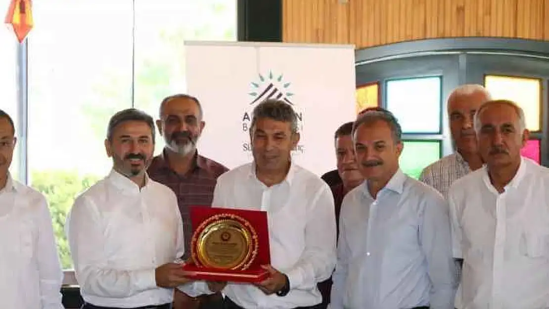 Muhtarlardan Aydın'a Plaket Takdimi