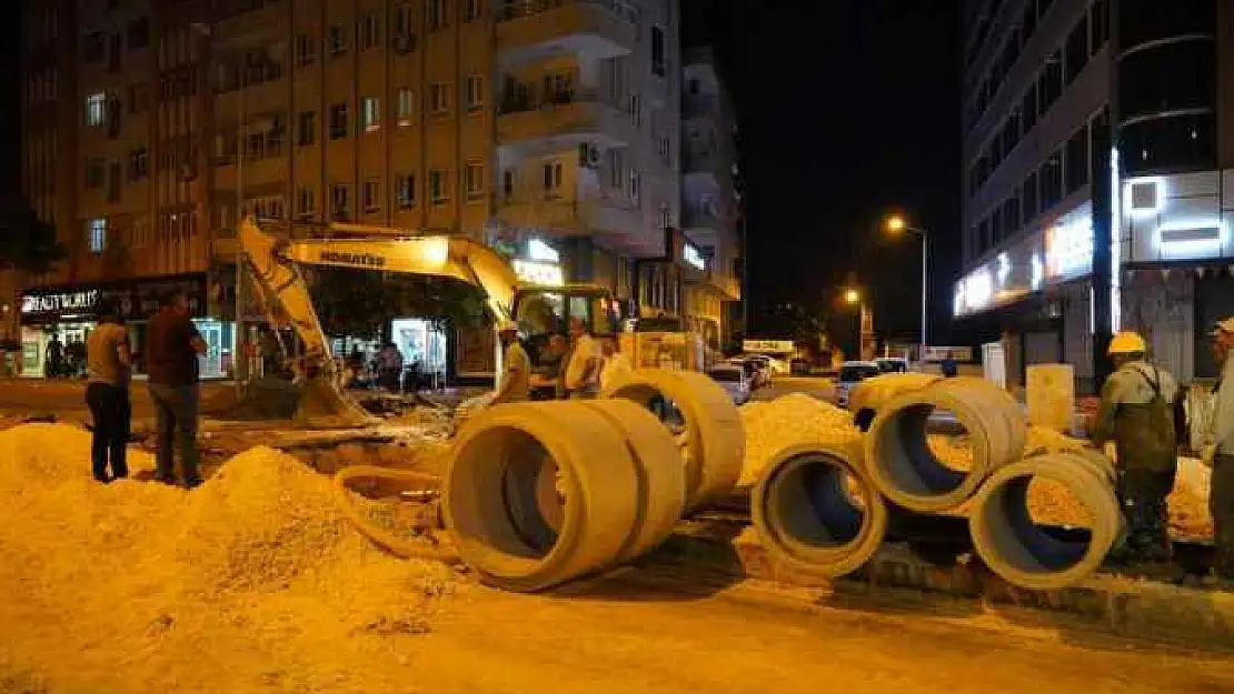 Belediye Gece Mesaisinde Kanalizasyon Hattını Yeniledi