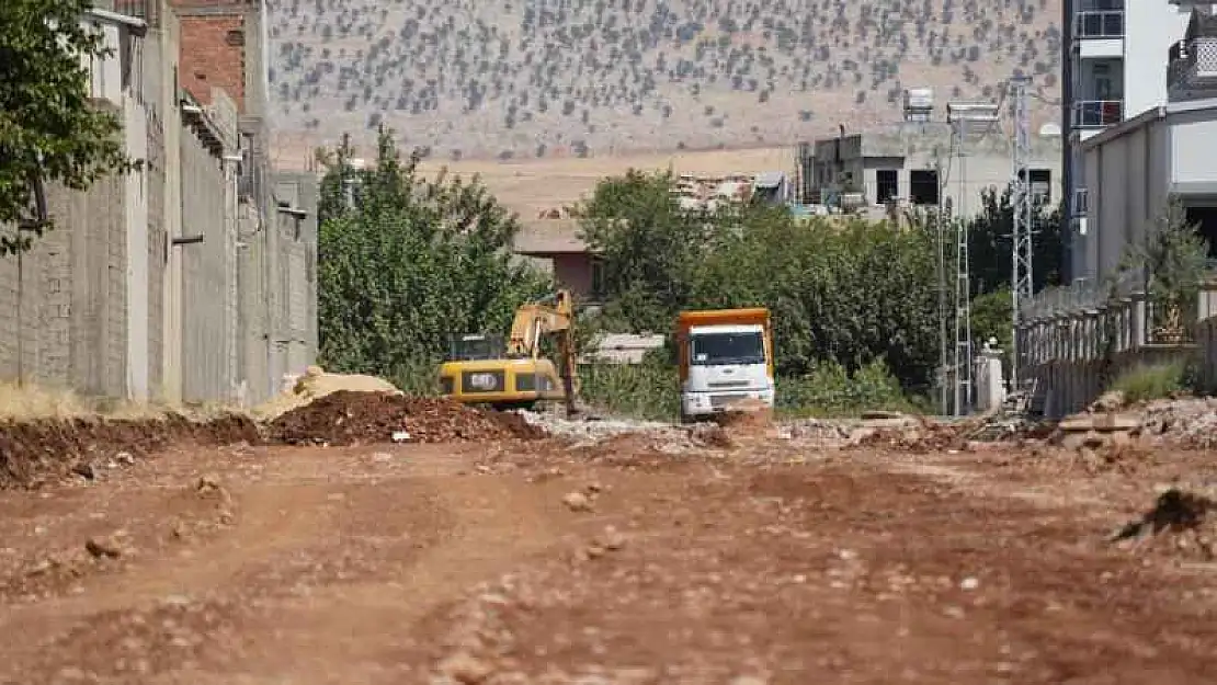 Adıyaman'da Yol Açma Ve Genişletme İşlemi Devam Ediyor