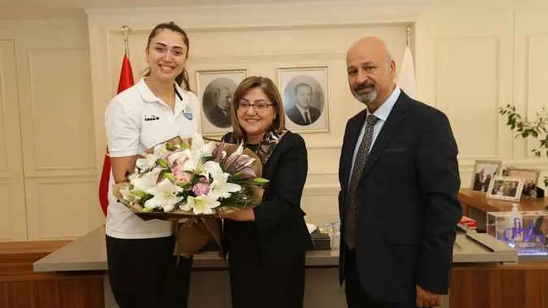 Şahin 'Merinos Voleybol Takimi Oyunculari Genç Kizlarimiz Için Rol Modeldir'