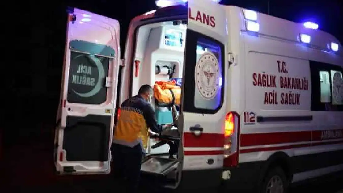 Otomobiller Çarpıştı 3 Kişi Yaralandı