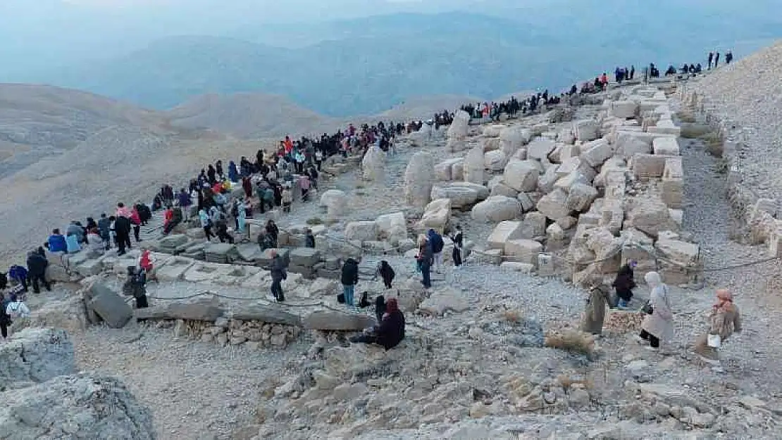 Nemrut Dağı'na Turistlerin İlgisi Artıyor