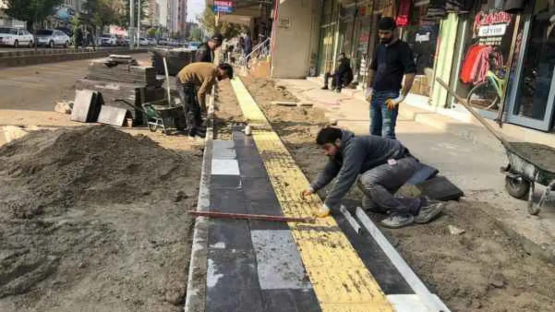 Karapınar Caddesi'ndeki Kaldırımlar Düzenleniyor