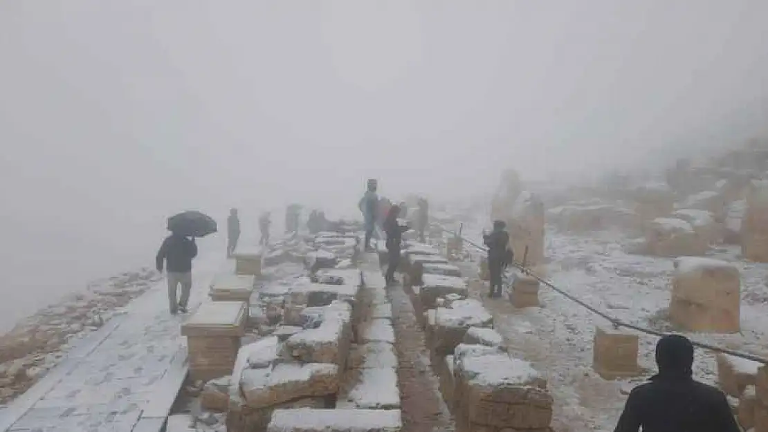 Nemrut Dağı'na Yılın İlk Karı Düştü