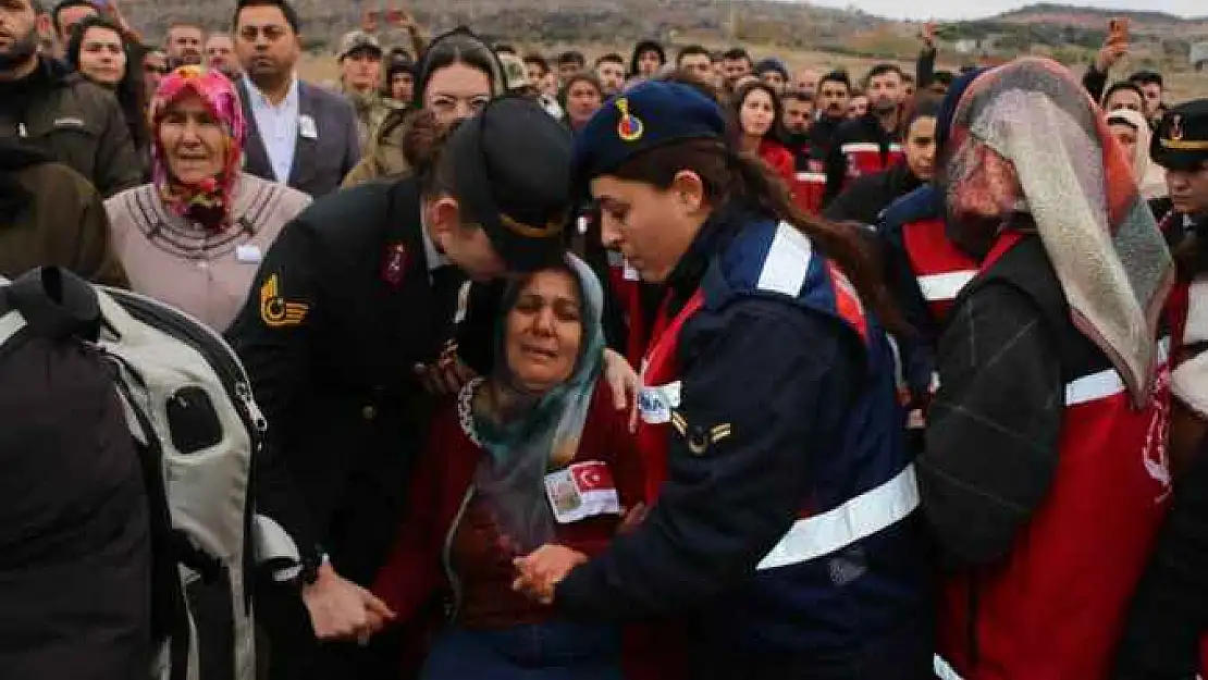 İki Kardeşinden Şehit Ağabeye Asker Selamı İle Veda