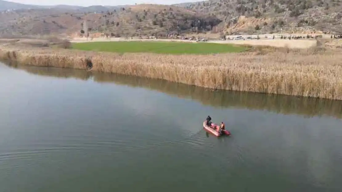 Alabora olan teknede kaybolan kişiyi arama çalışması sürüyor - Videolu Haber