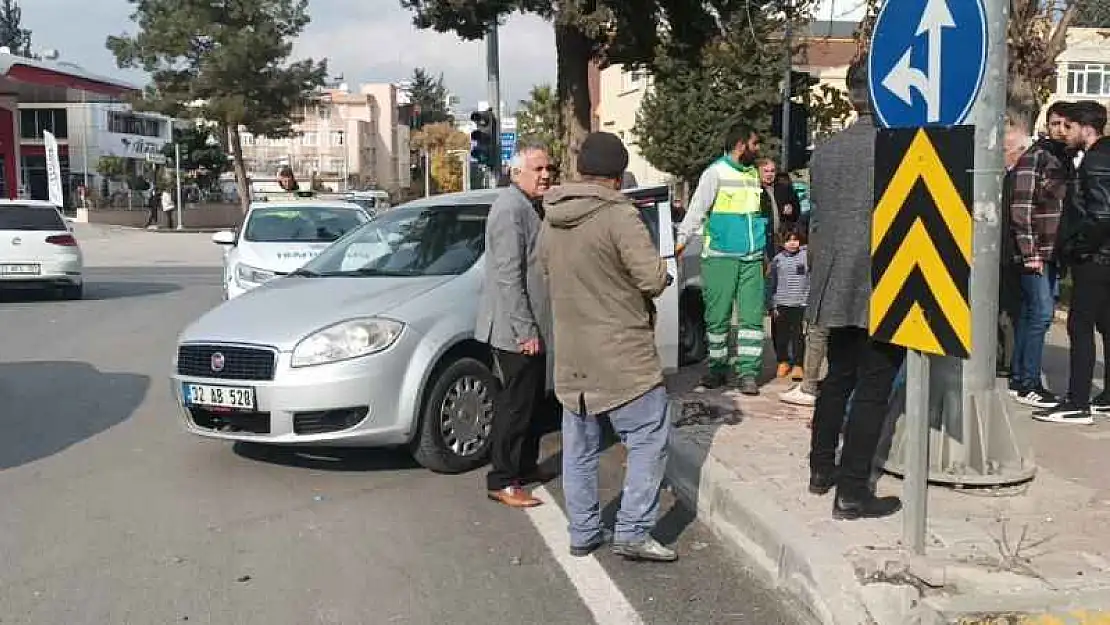 Hafif ticari araçla otomobil çarpıştı: 3 yaralı