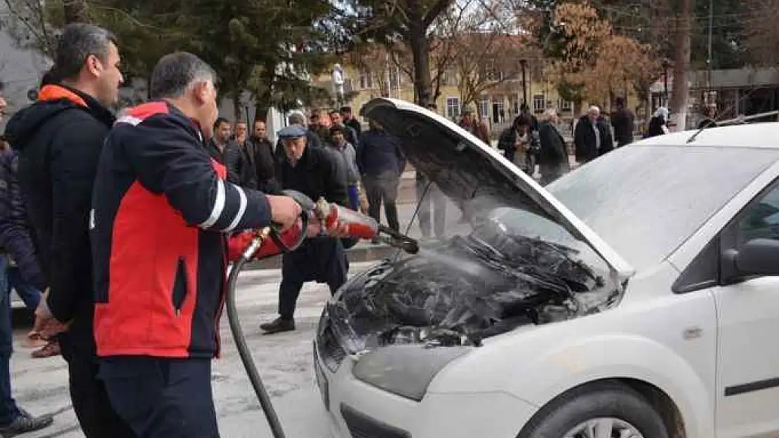 Besni'de otomobil alev aldı