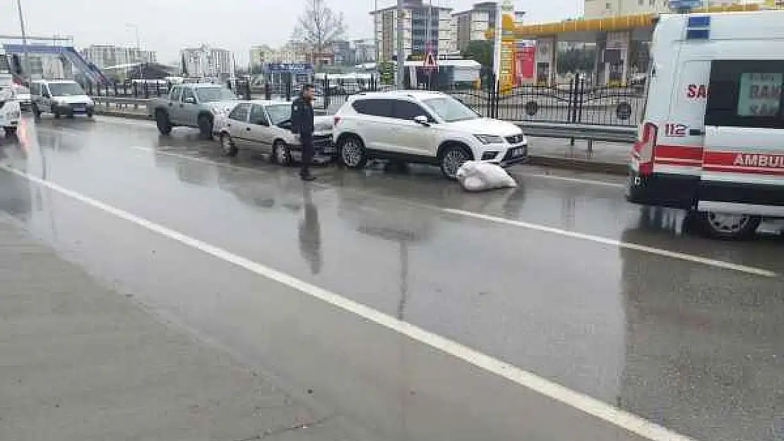 Adıyaman'da 3 aracın karıştığı zincirleme kaza