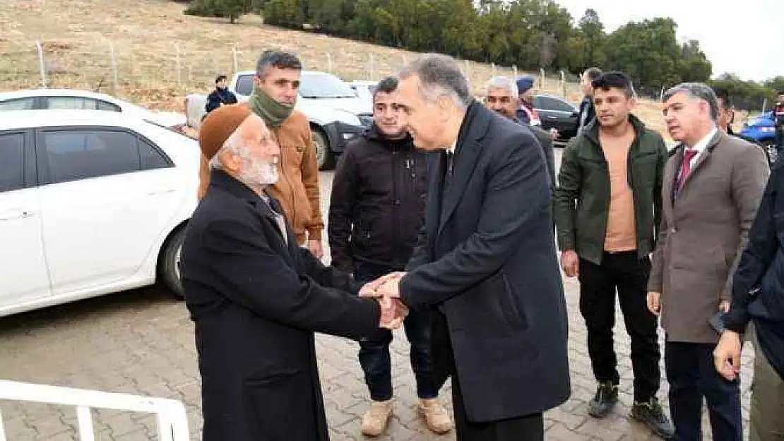 Vali Çuhadar kısal alandaki vatandaşların talep ve isteklerini dinliyor