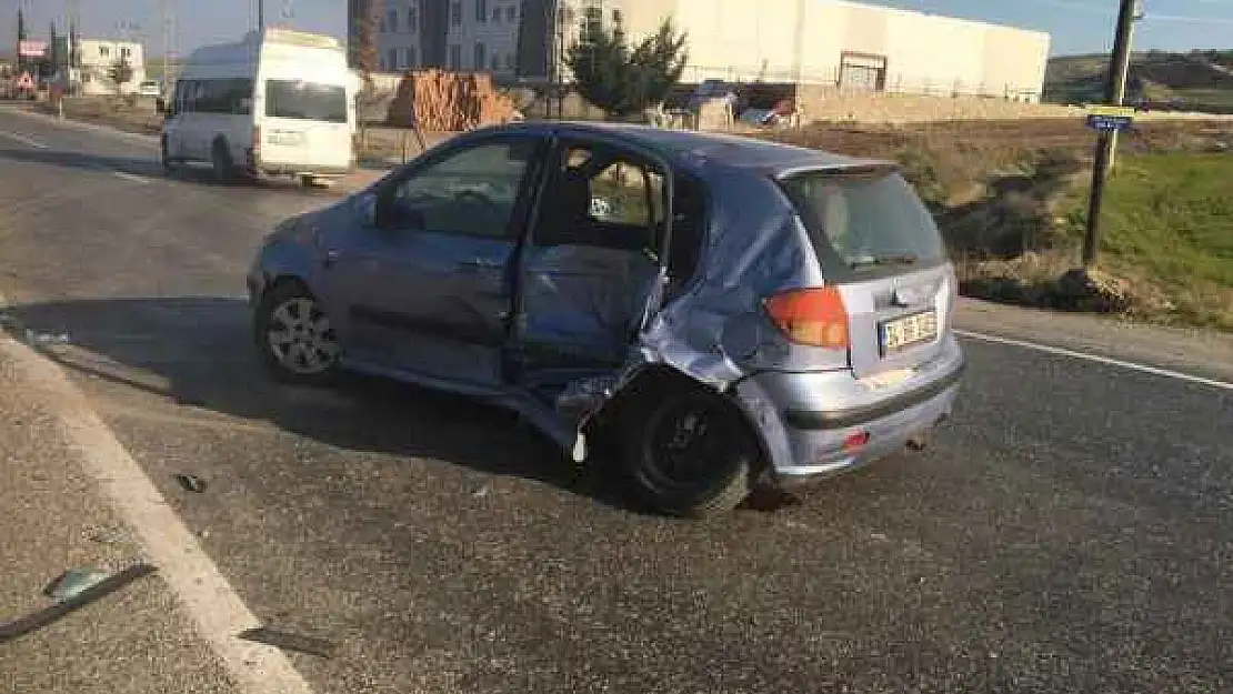 Adıyaman'da kamyonetle otomobil çarpıştı: 7 yaralı - Videolu Haber