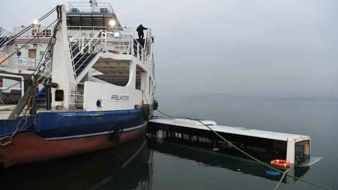 Malatya'da halk otobüsü, baraj gölüne devrildi