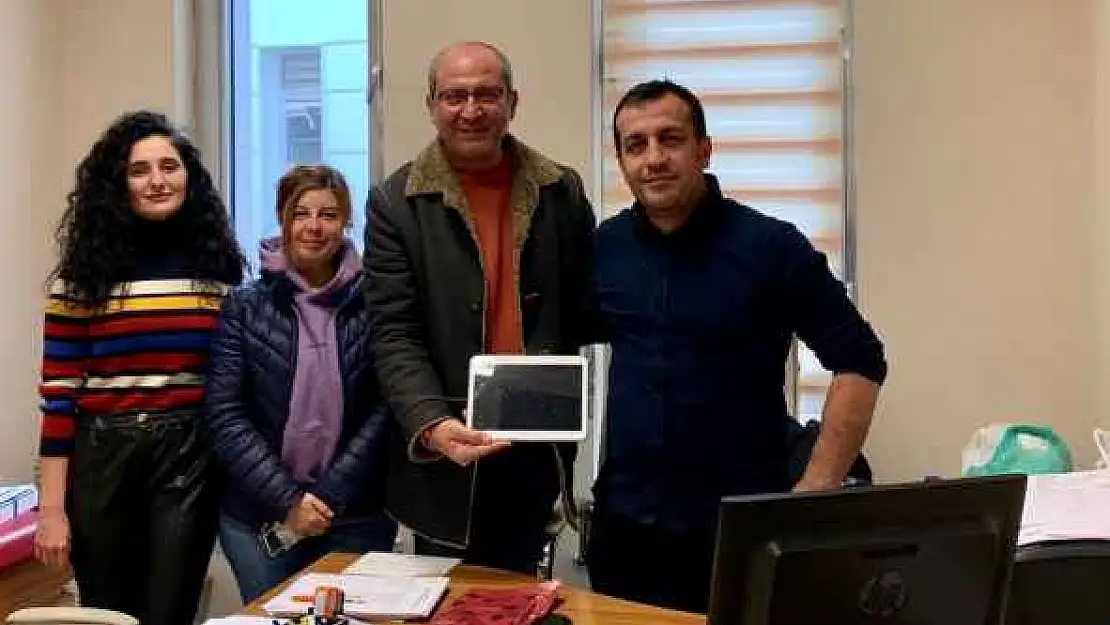 Onkoloji bölümünde tedavi gören hastaya tablet desteği