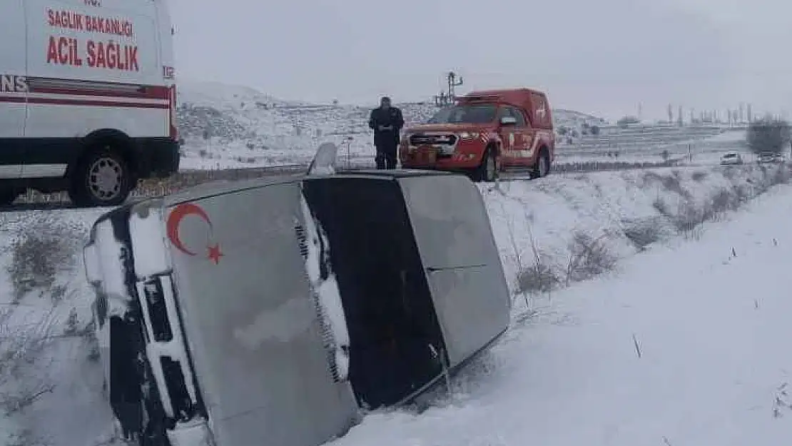 Şarampole devrilen otomobil sürücüsü yaralandı