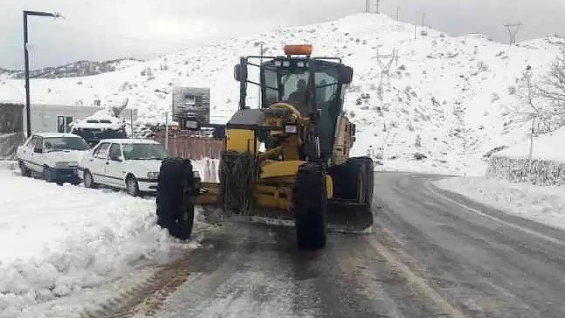 Kar nedeniyle 85 yerleşim birimine ulaşım sağlanamıyor - Videolu Haber