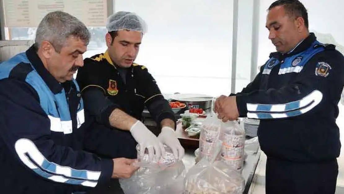 Sokakta kalan evsizlere 3 öğün yemek ikramı - Videolu Haber