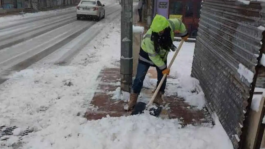 Besni'de kar temizleme çalışmaları devam ediyor