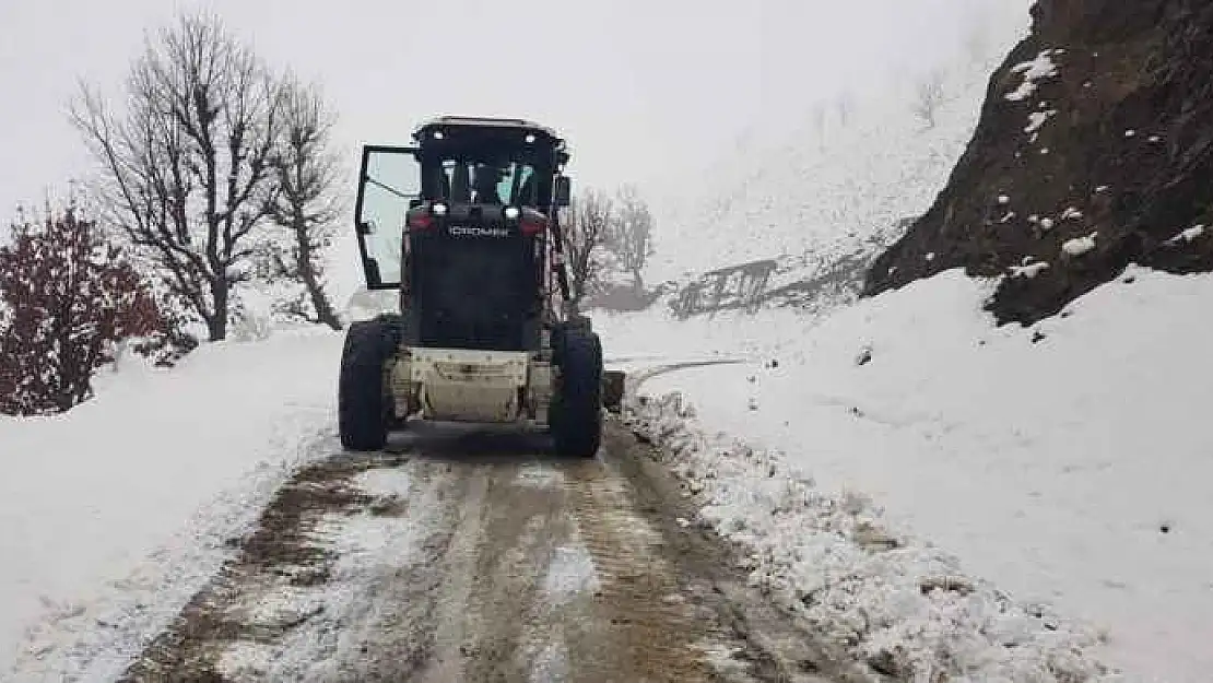 Kar Nedeniyle Kapanan Yolların Açma çalışması Devam Ediyor