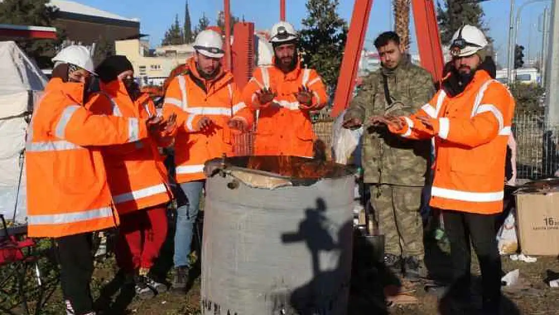 AFAD gönüllüleri, 200 bin TL'lik altın ve dövizi sahibine teslim etti - Videolu Haber