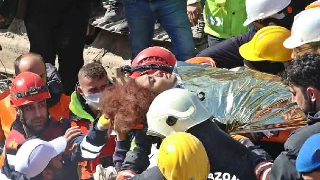 Yangına gelen ekip, 152 saat sonra enkazdan Rukiye'yi çıkardı itfaiye eri ağladı