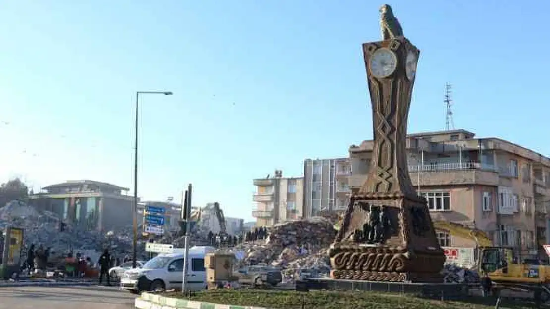 Adıyaman'da kentin simgesi Saat Kulesi'ndeki saatler 04.17'de durdu