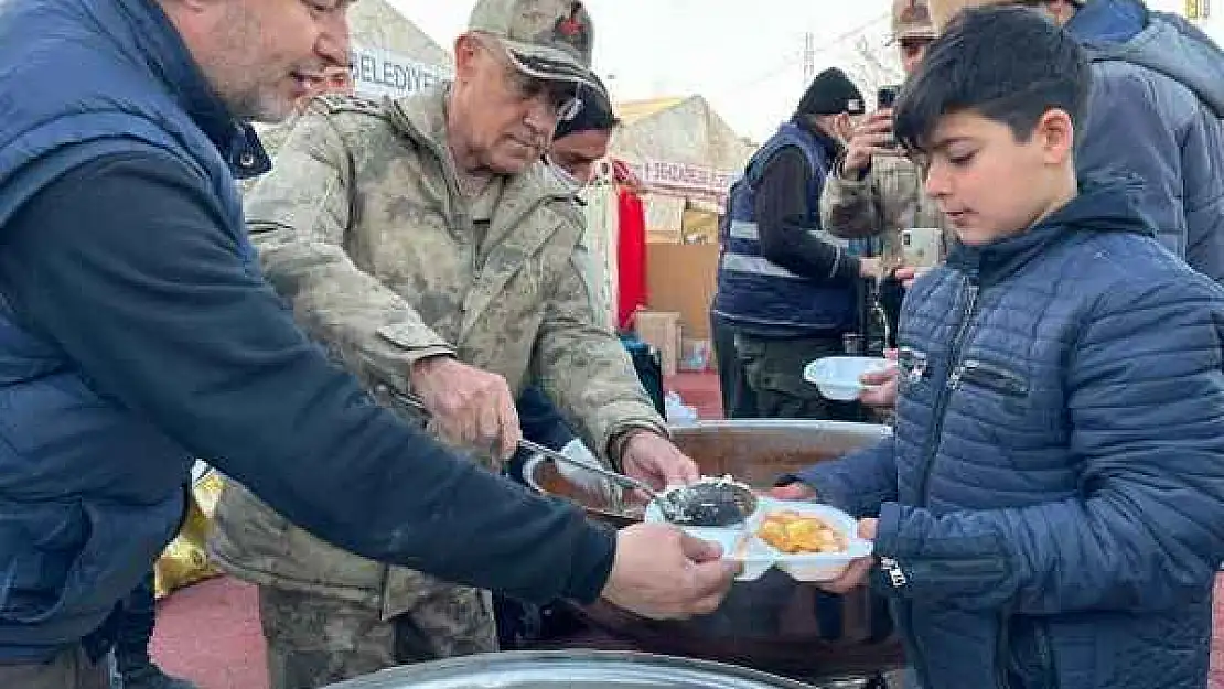 Orgeneral Çetin'den Adıyaman'da çadır kentteki depremzedelere ziyaret