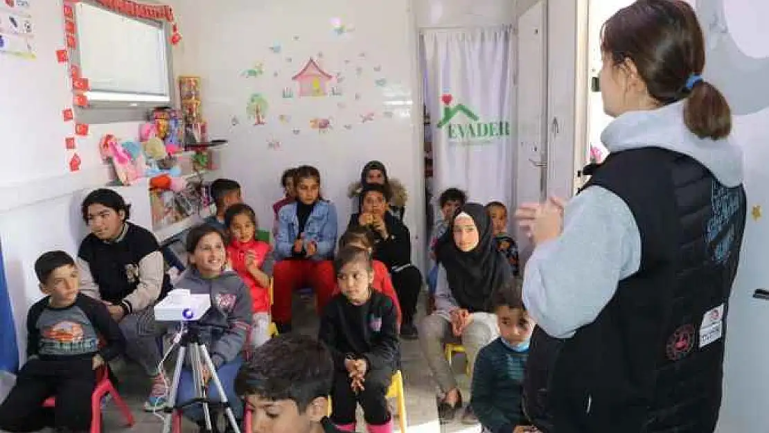 Gezici Kültür Merkezi TIR'ında afetzede çocuklar bir araya geldi