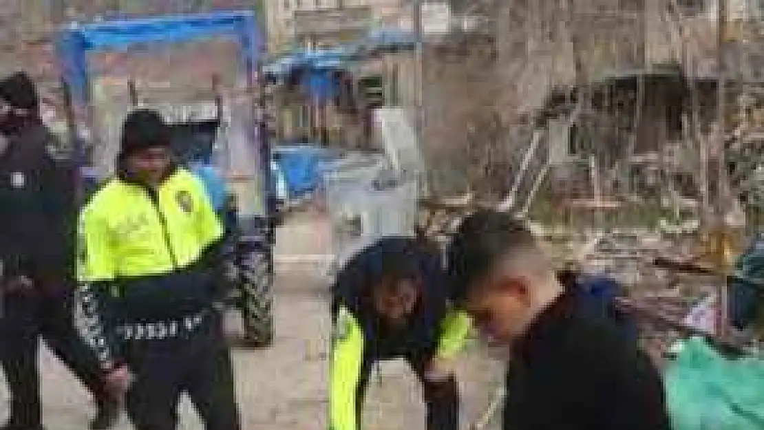 Adıyaman'da polis ekipleri çocuklar ile oyun oynadı