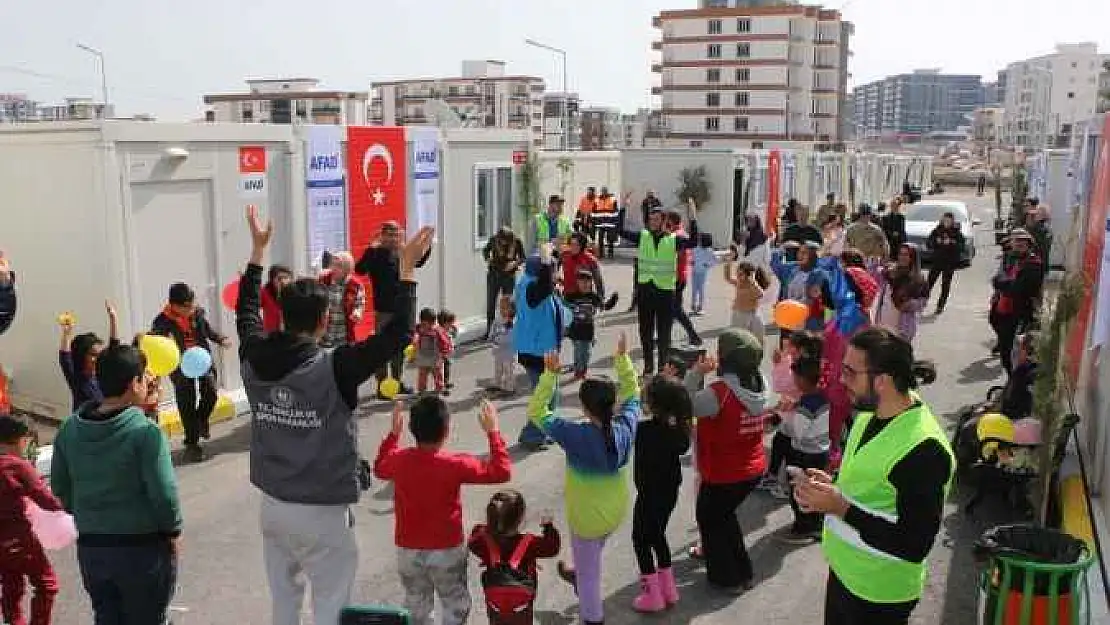 Depremzede Çocukların Eğlencesine Vali Eşlik Etti