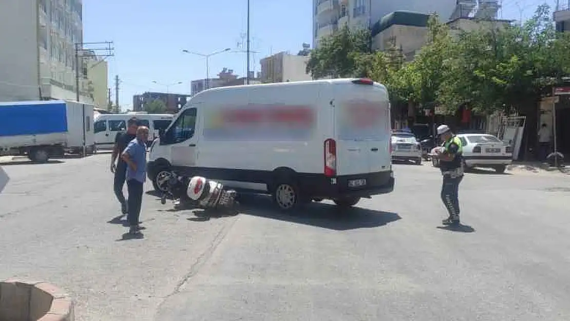 Motosiklet ile minibüs çarpıştı: 1 yaralı