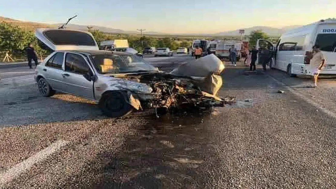 İki otomobil kafa kafaya çarpıştı: 1 Ölü, 5 Yaralı