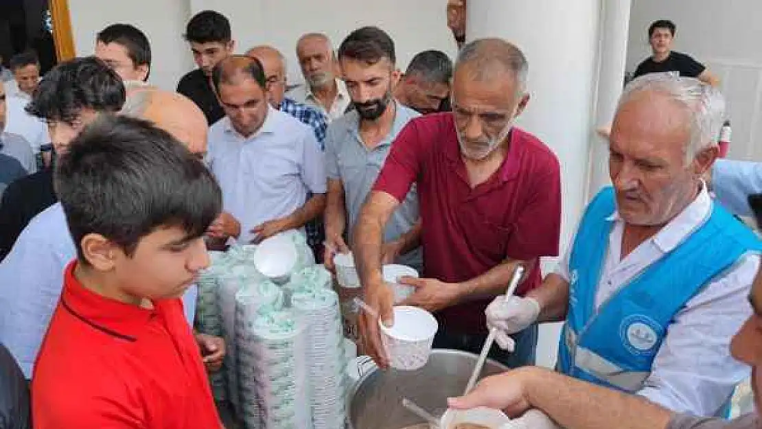 Cami cemaatine aşure ikramı