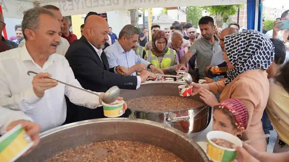 Adıyaman Belediyesinden Vatandaşlara Aşure İkramı