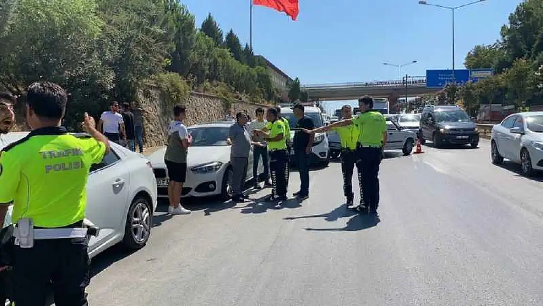 16 Araç Birbirine Girdi: 1'i Polis 2 Kişi Yaralandı